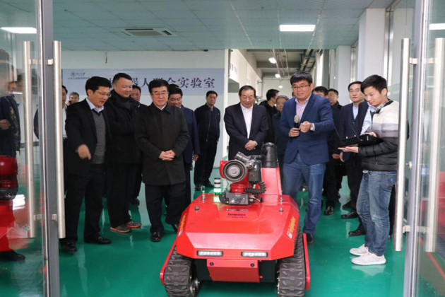 枣庄市委书记李峰莅临特种机器人联合实验室开展现场办公会